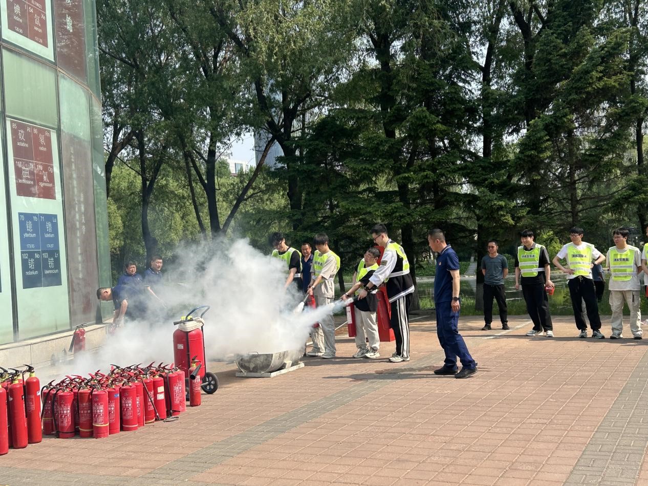 国产直播
举办2025年度疏散逃生和消防灭火演练活动